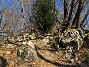 46 Breve rampatina tra massi 